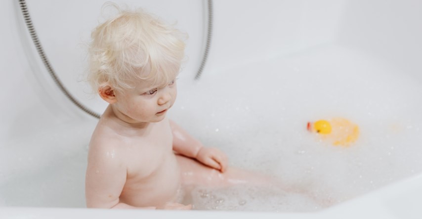 Pedijatar upozorava: Ovo su opasne stvari koje roditelji rade tijekom kupanja djece