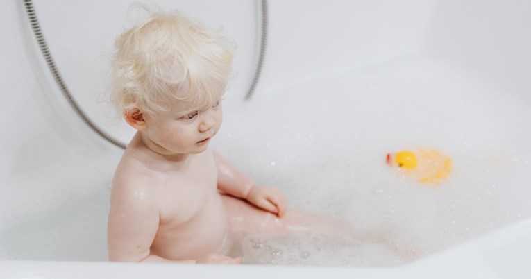 Pedijatar upozorava: Ovo su opasne stvari koje roditelji rade tijekom kupanja djece