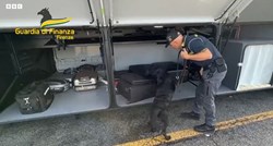 VIDEO Policijski pas u Italiji nanjušio više od milijun eura skrivenih u koferima