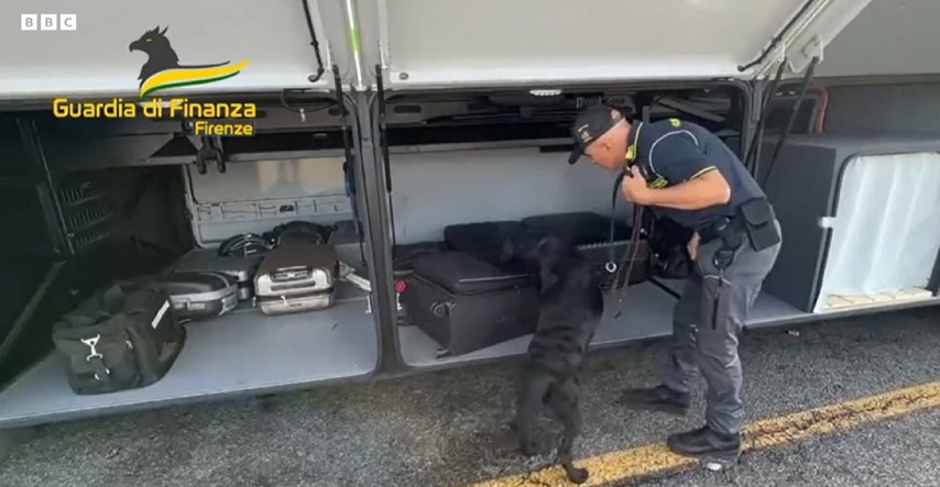 VIDEO Policijski pas u Italiji nanjušio više od milijun eura skrivenih u koferima