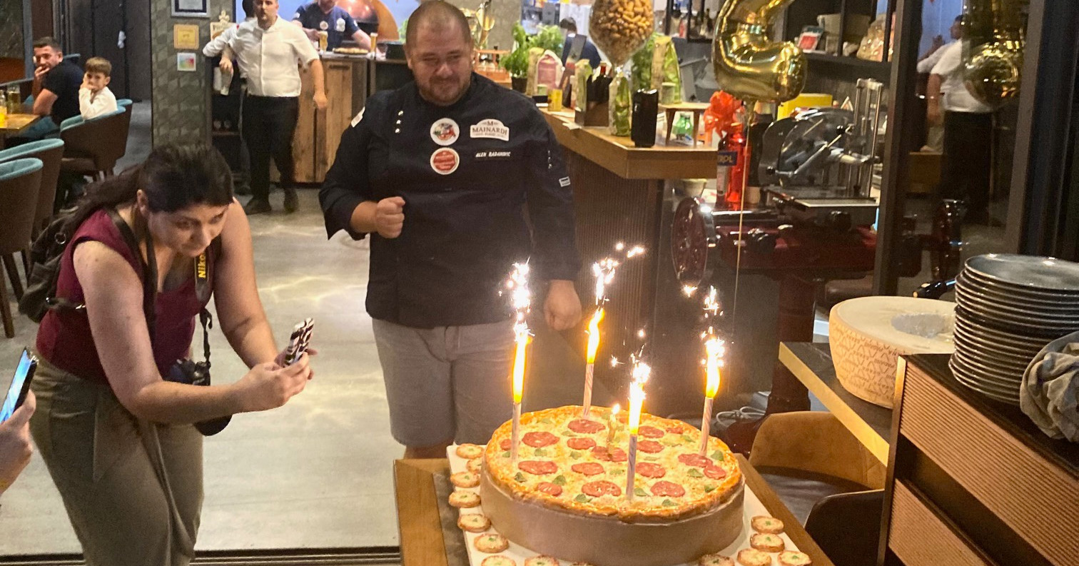 Lovac je bio na proslavi rođendana jedne pizzerije (naravno, ponio je i poklon)