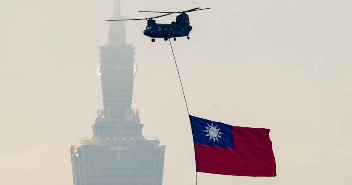Helikopter nosi golemu zastavu iznad Taipeija. Tajvan šalje poruku Kini