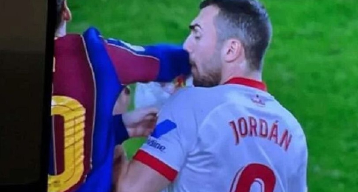 Što se događa s Messijem? Pogledajte kako je laktom u lice udario igrača Seville