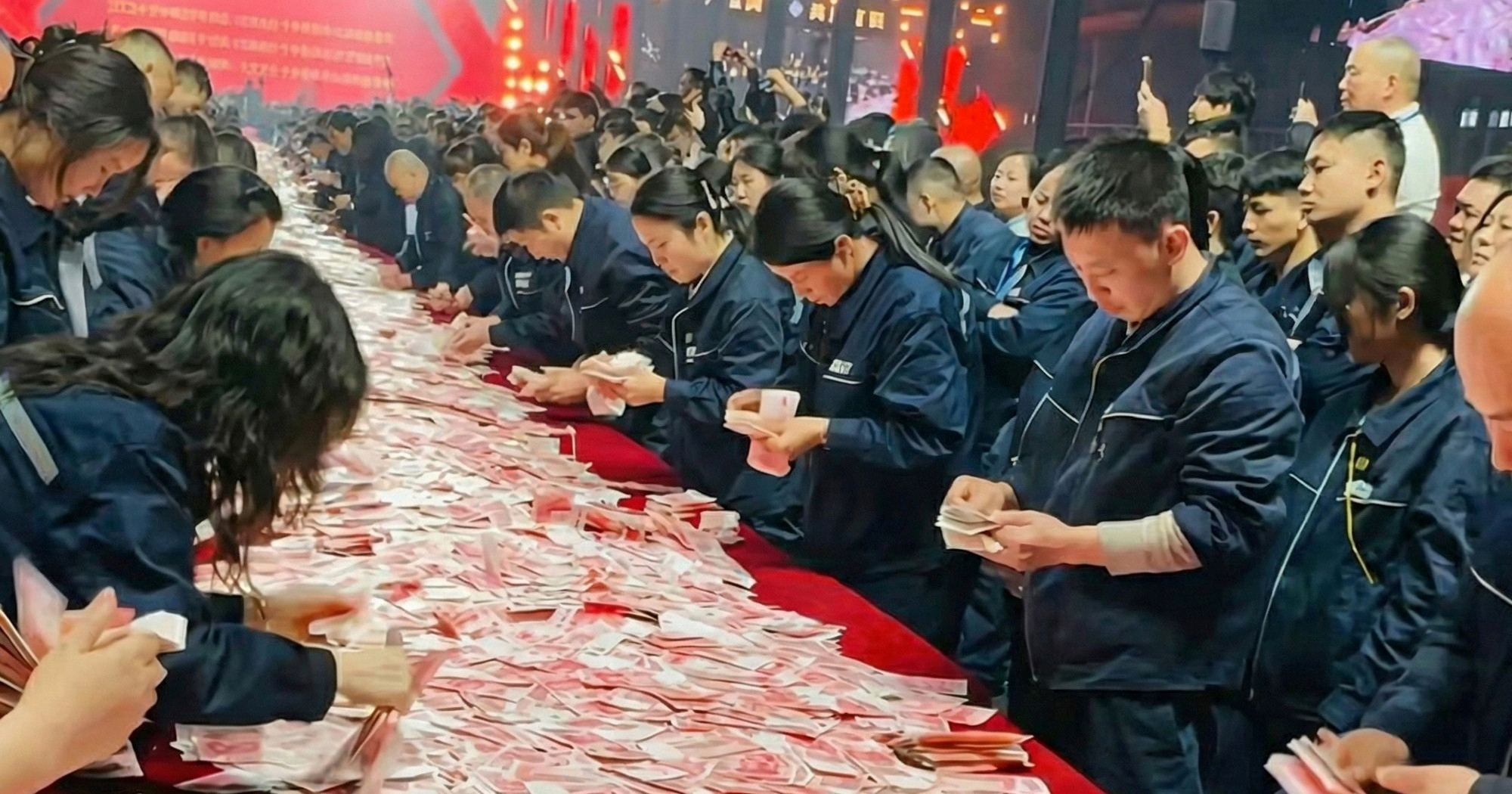 Kineska tvrtka nagradila radnike s 22 mil. eura gotovine. Mogli su grabiti sa stola