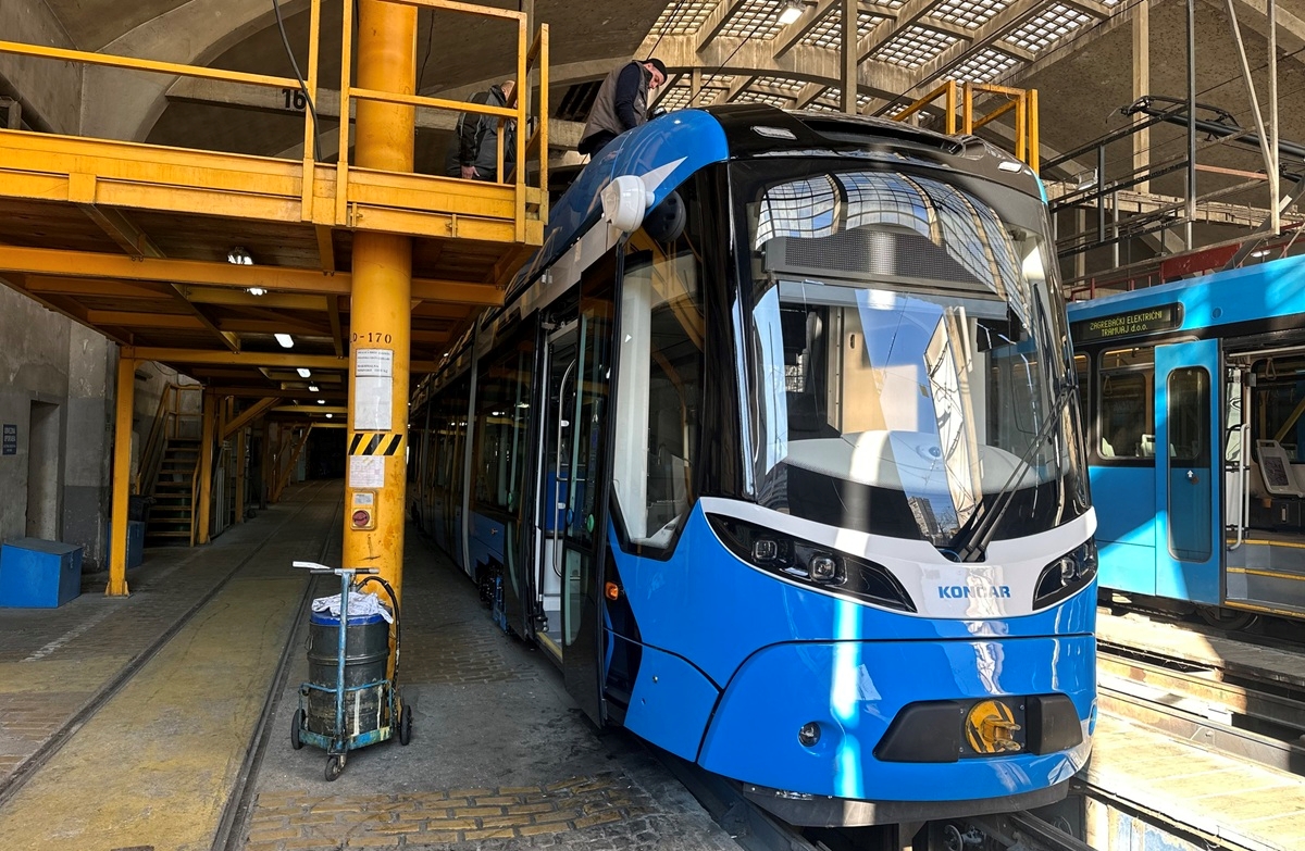 FOTO U Zagreb stigao još jedan novi tramvaj