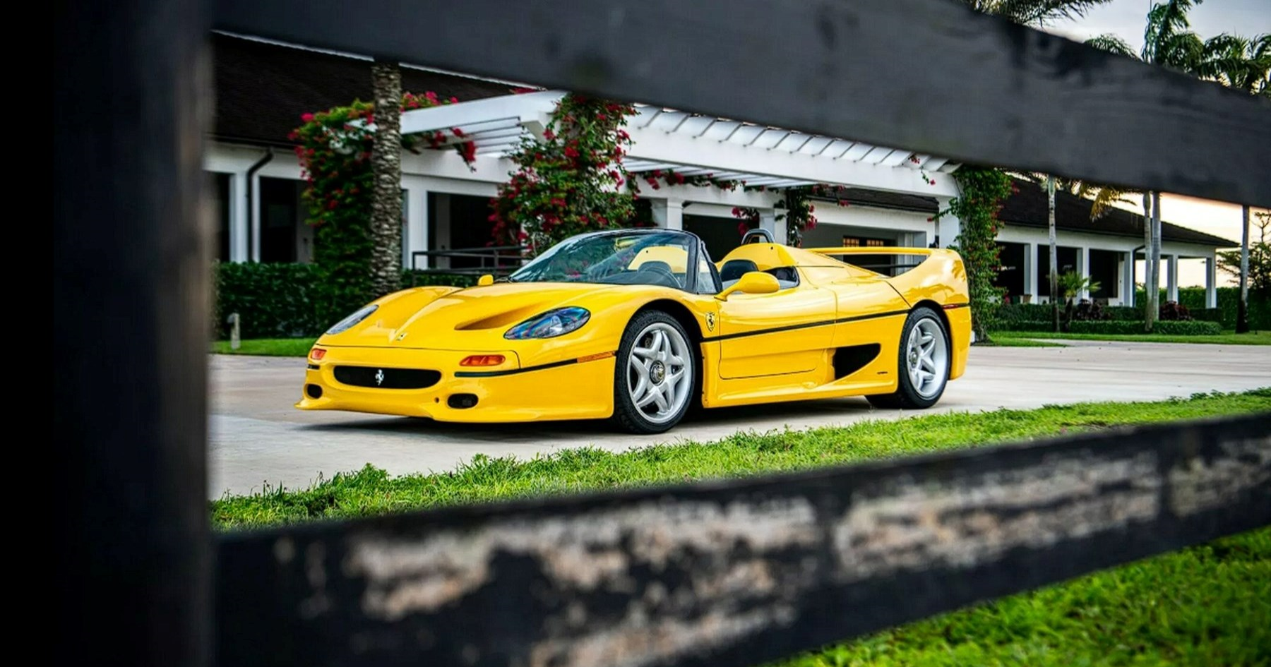 Postoje samo dva ovakva Ferrarija, a jedan je upravo prodan za rekordnu cifru