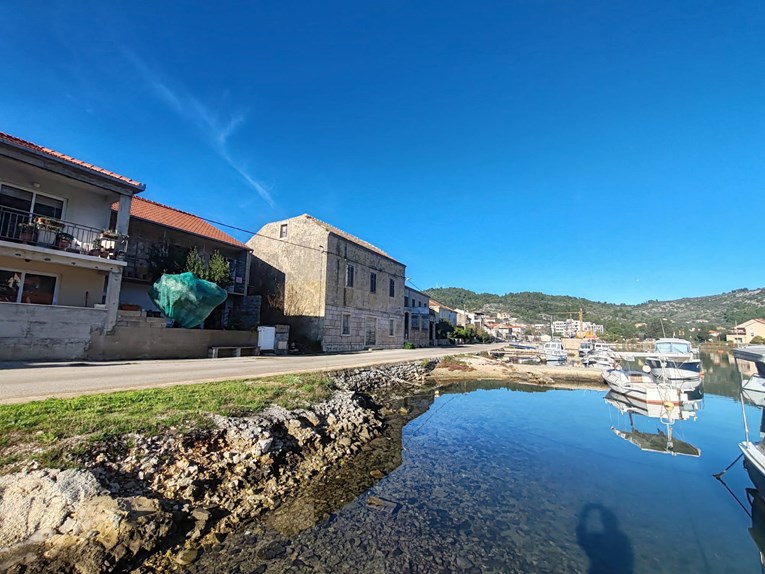 Prvi red do mora: Kamena kuća u Veloj Luci traži novog vlasnika