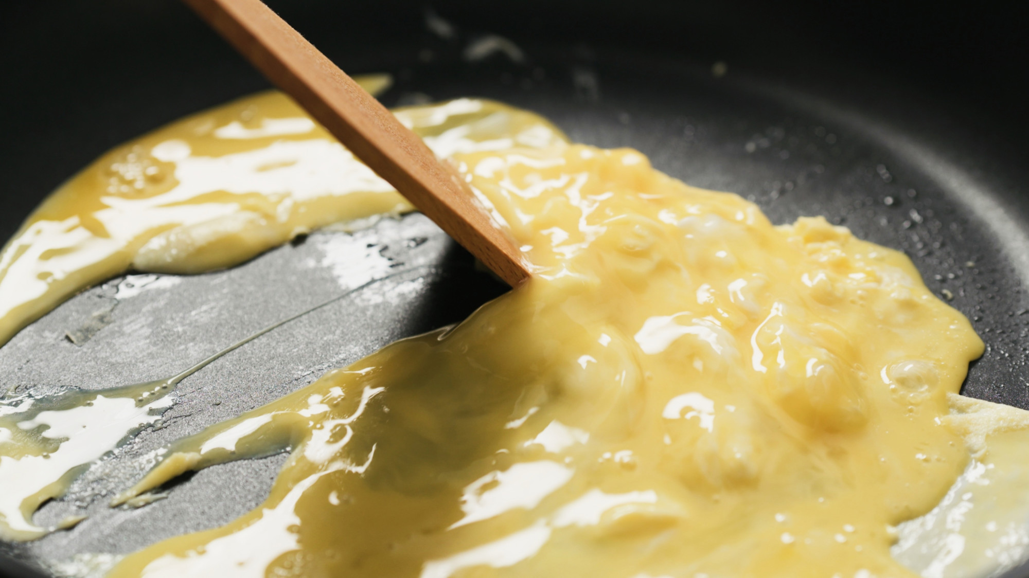 Kuhate u ovome svaki dan, a ne znate što ispušta u hranu