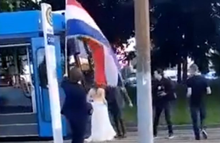Prolaznici začuđeno gledali: Par u Zagrebu u zajednički život krenuo tramvajem