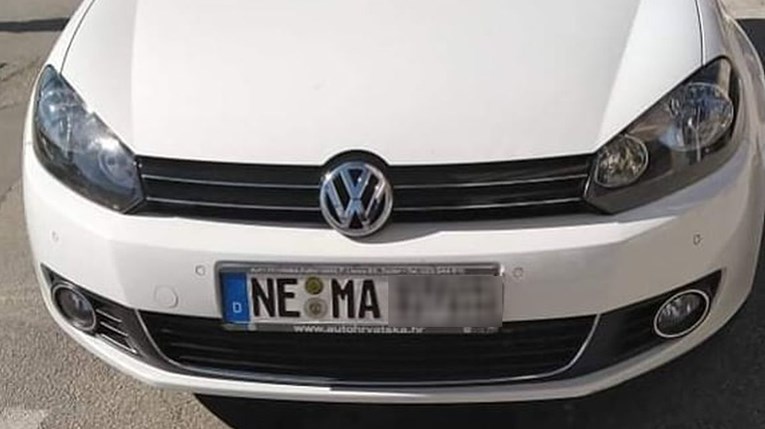 Dalmatinci se zezaju s njemačkom registracijom: Ima li mista za parkirat?