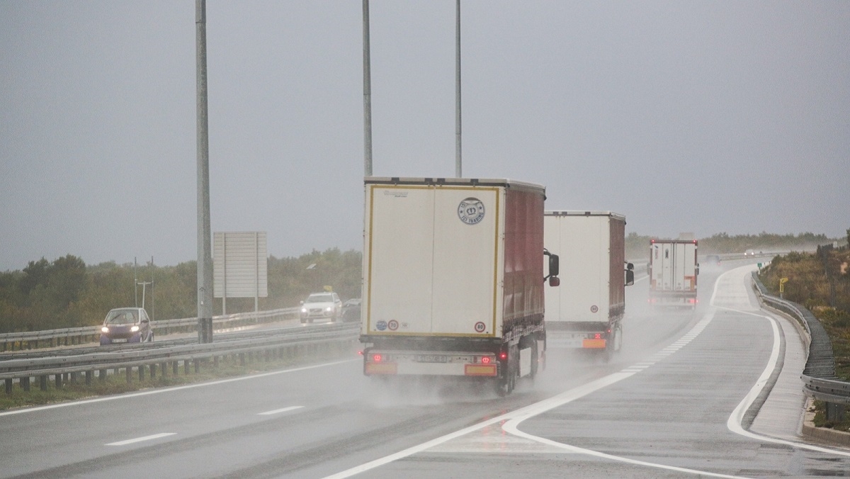 Ceste mokre i skliske u većem dijelu zemlje