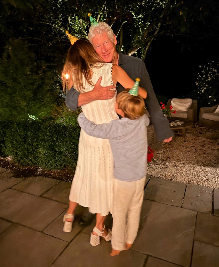 Supruga (43) Richarda Gerea objavila fotke s njegova 77. rođendana: "Volimo te"