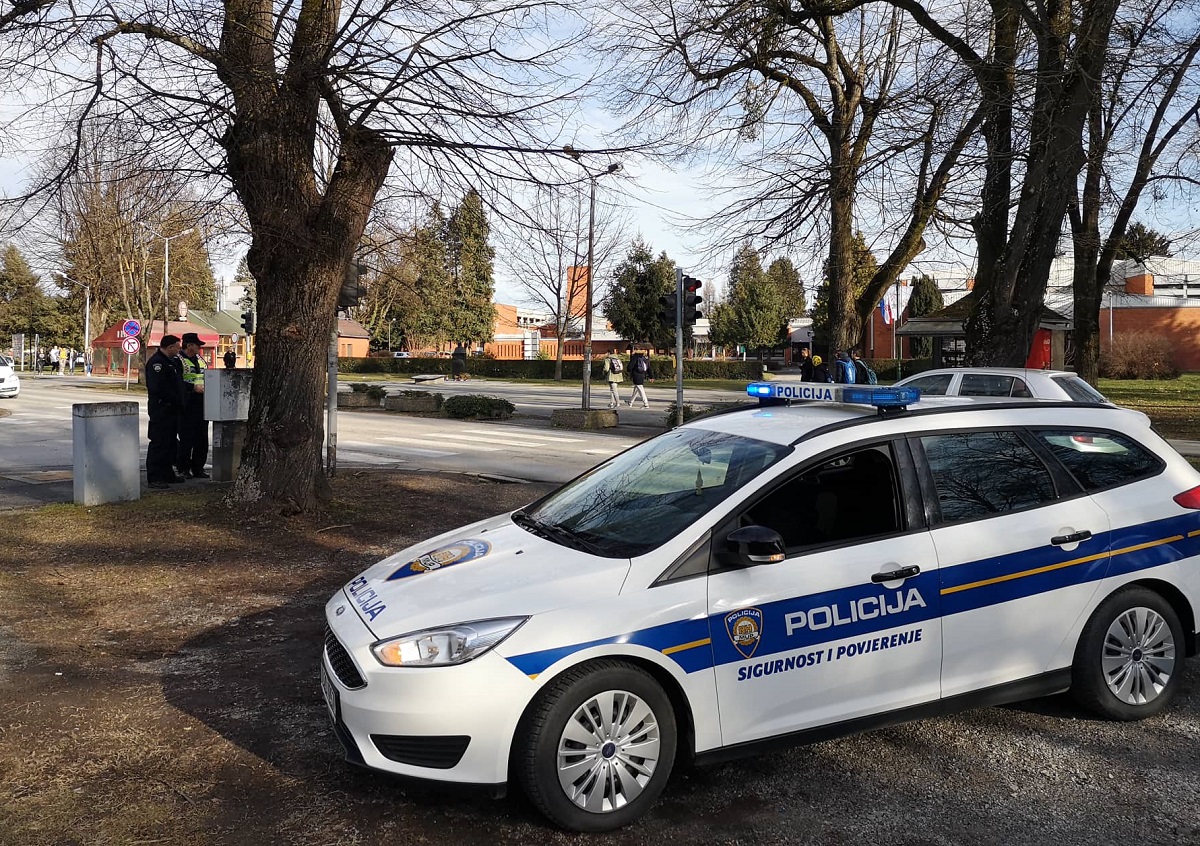U Bjelovaru prošao kroz crveno, na zebri udario tri curice pa pobjegao