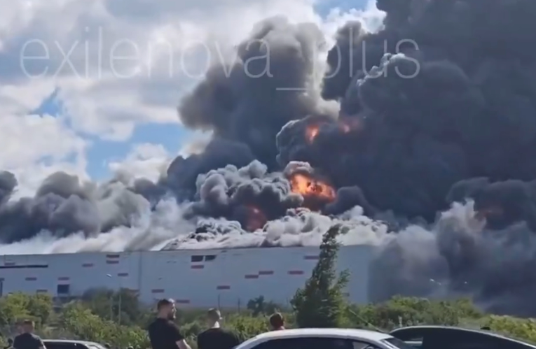 VIDEO Ruski "Amazon" u plamenu nakon ukrajinskog napada, prijetu mu urušavanje