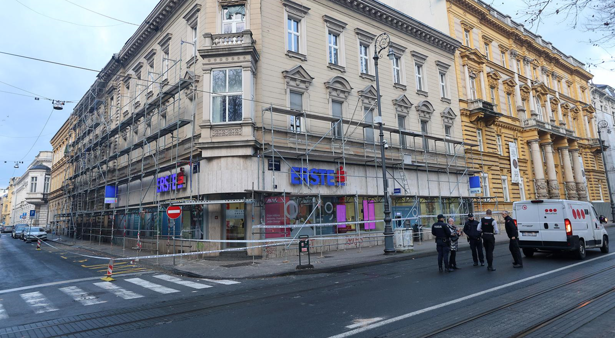 VIDEO Sa zgrade u strogom centru Zagreba pali dijelovi pročelja. Stigla policija