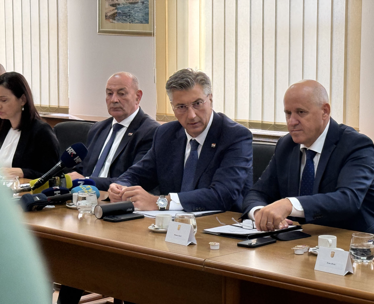 FOTO Pred Plenkovićem u Gospiću nije bočica, nego čaša vode. Vlada: To je iz pipe