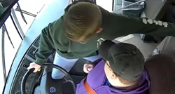 VIDEO Vozač autobusa se onesvijestio, učenik uskočio za volan i spasio razred