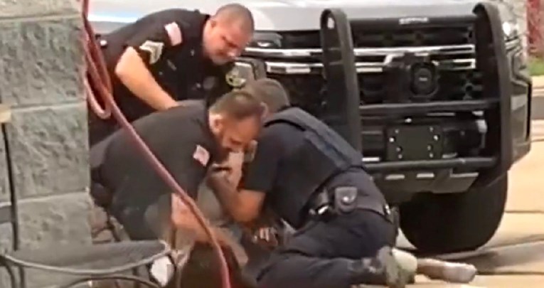 UZNEMIRUJUĆE Tri policajca brutalno tukla mladića na benzinskoj u SAD-u