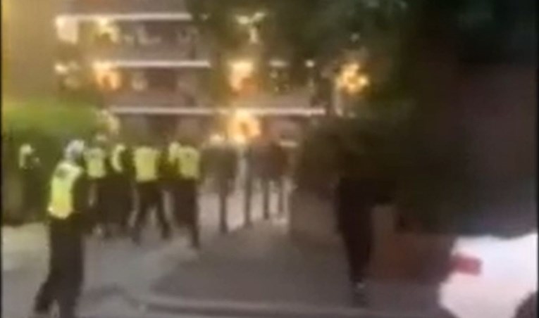 Posjetitelji ilegalnog partyja u Londonu napali policiju i na nju bacali cigle