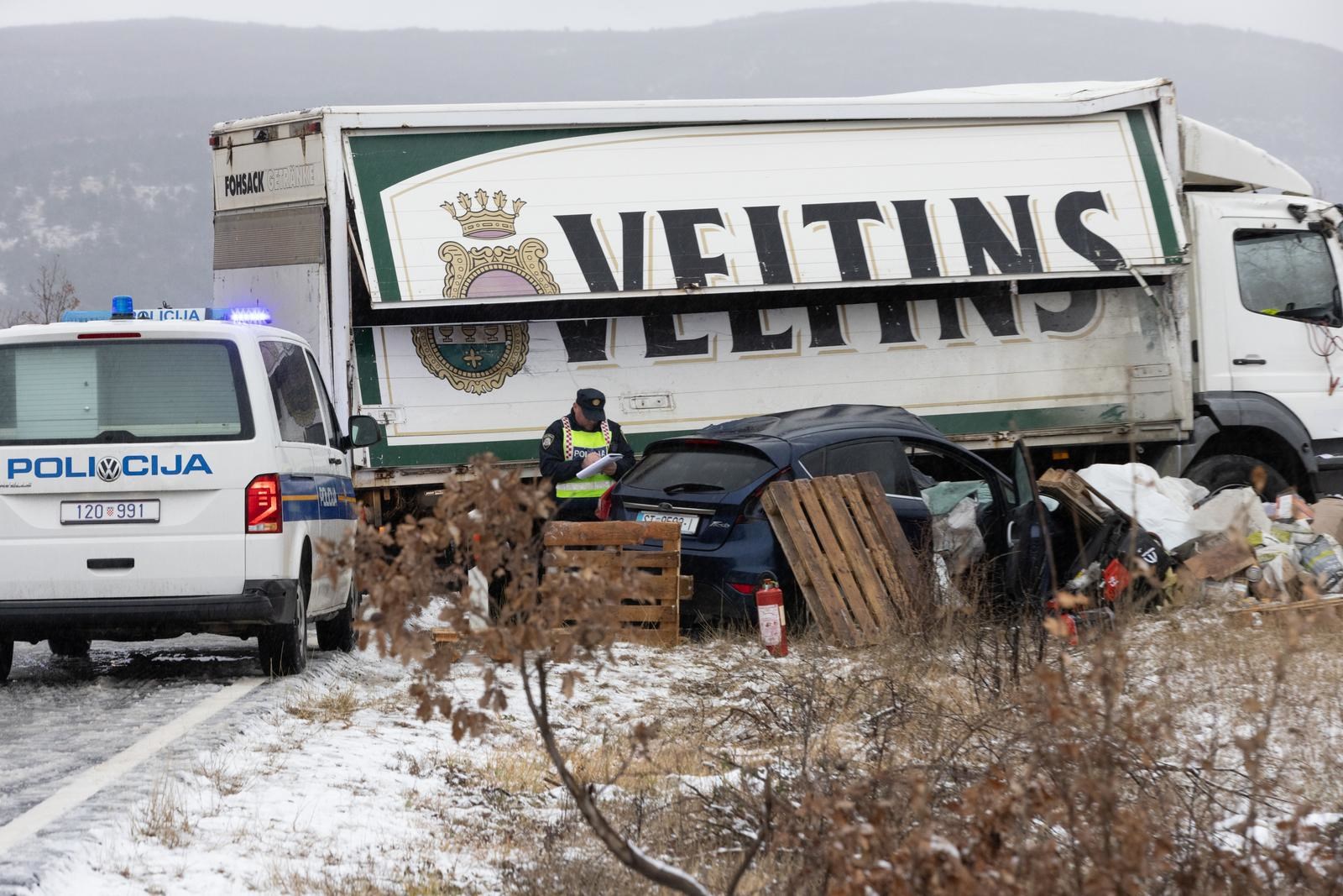 VIDEO I FOTO U teškoj nesreći kamiona i auta kod Trilja poginuo čovjek