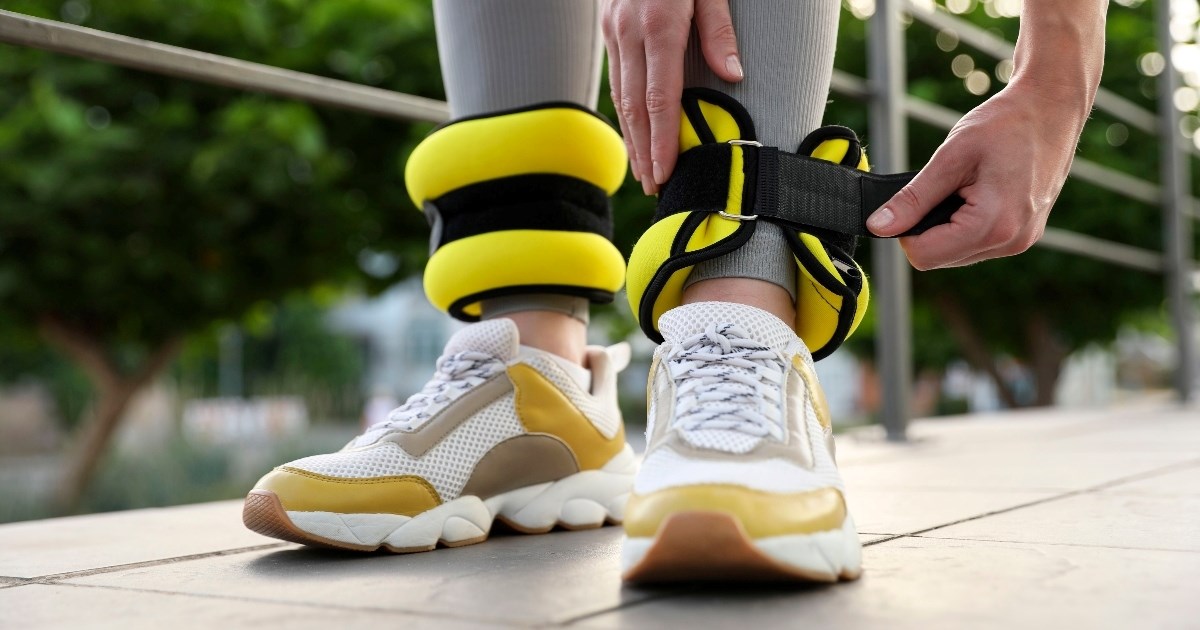 Fitness instruktorica upozorava na nošenje utega za gležnjeve