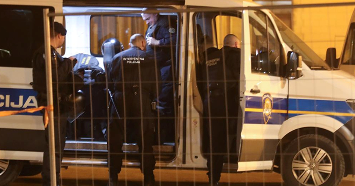 Ispred kafića izvadio luk i strijelu