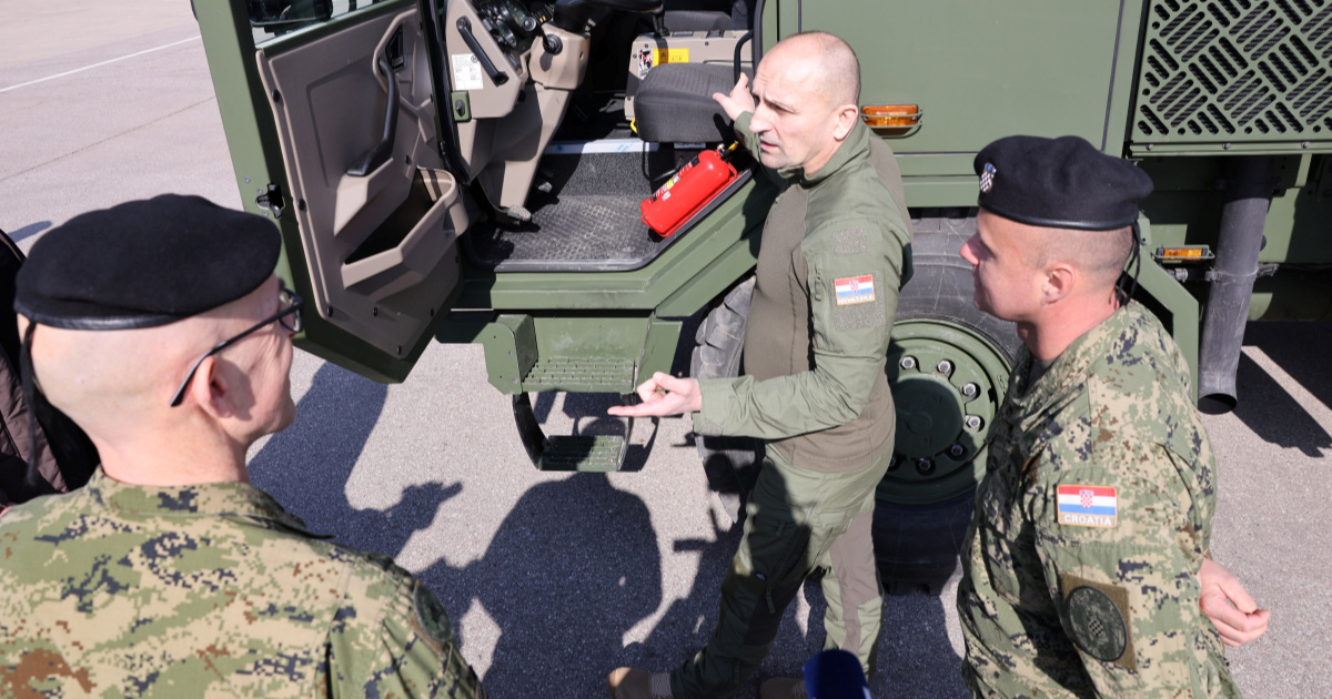 FOTO Anušić u Litvi pregledao vojne kamione