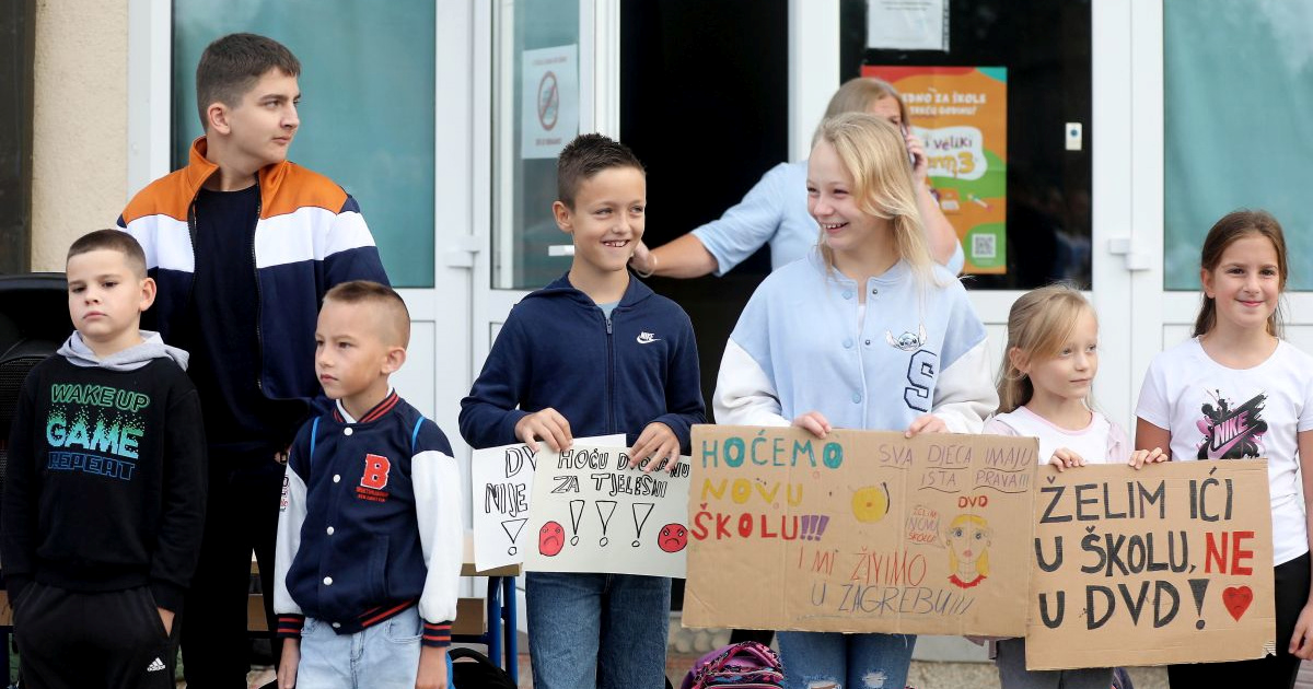 FOTO Djeca blizu Zagreba prosvjeduju jer uče u vatrogasnom domu. "Hoću školsko zvono"