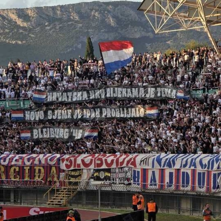 Torcida podigla transparent za Bleiburg pa skandirala Za dom spremni