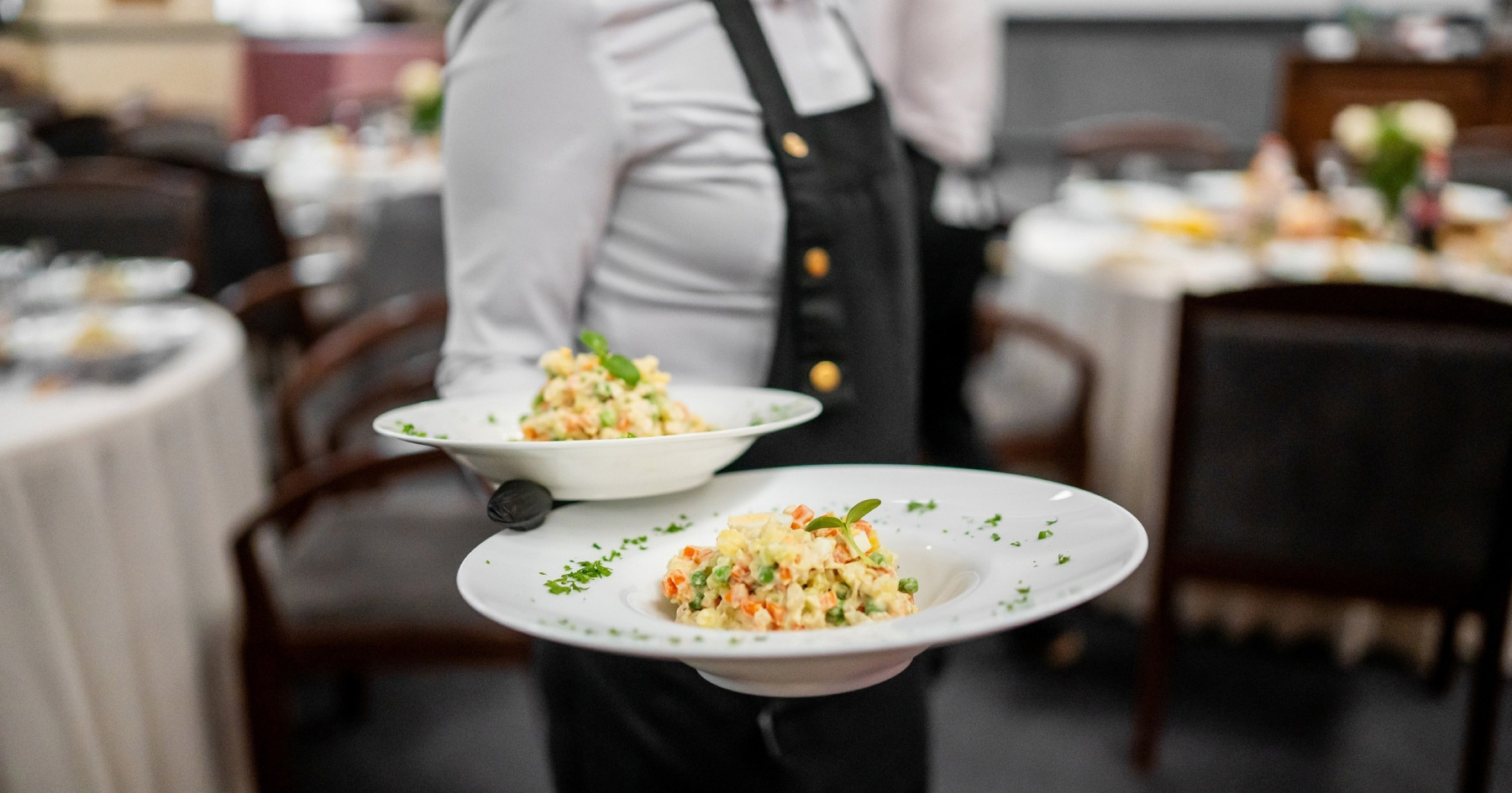 Zašto restorani griju tanjure prije posluživanja? Probajte to i kod kuće