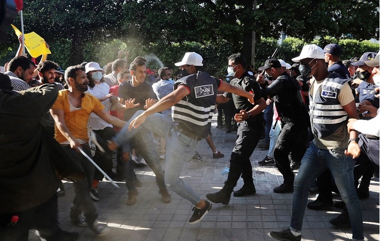 Neredi u Tunisu, ljudi se mlate s policijom. Pogledajte slike