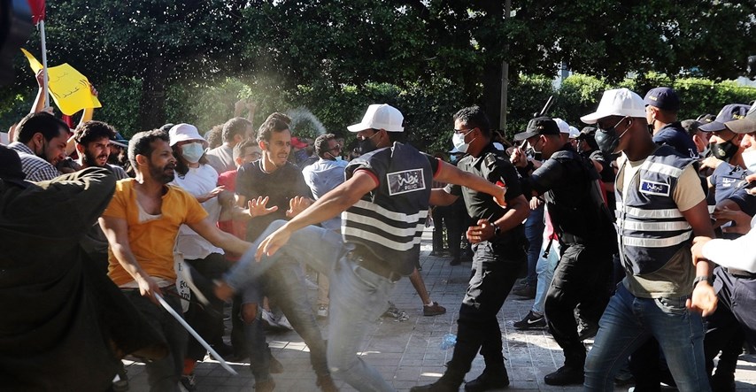 FOTO Žestoki prosvjedi u Tunisu, ljudi se na ulicama mlate s policijom