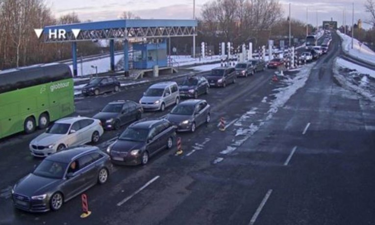 Kilometarske kolone iz BiH prema Hrvatskoj, ljudi na granicama čekaju satima 