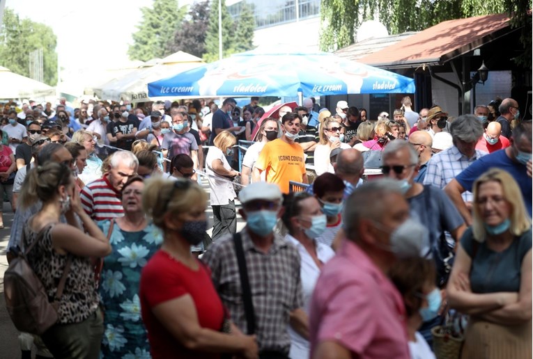 Tisuću ljudi na Velesajam došlo bez termina, čekali na vrućini, čovjek kolabirao