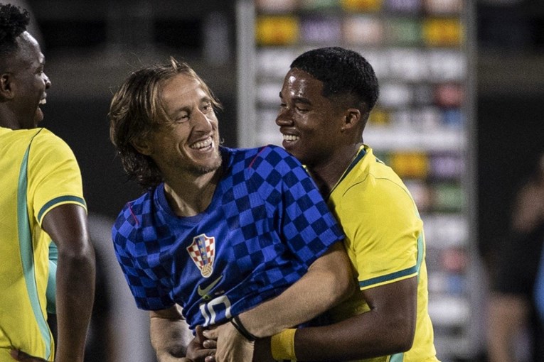 Modrić je pričao s Viniciusom. Brazilski wonderkid prišuljao mu se s leđa