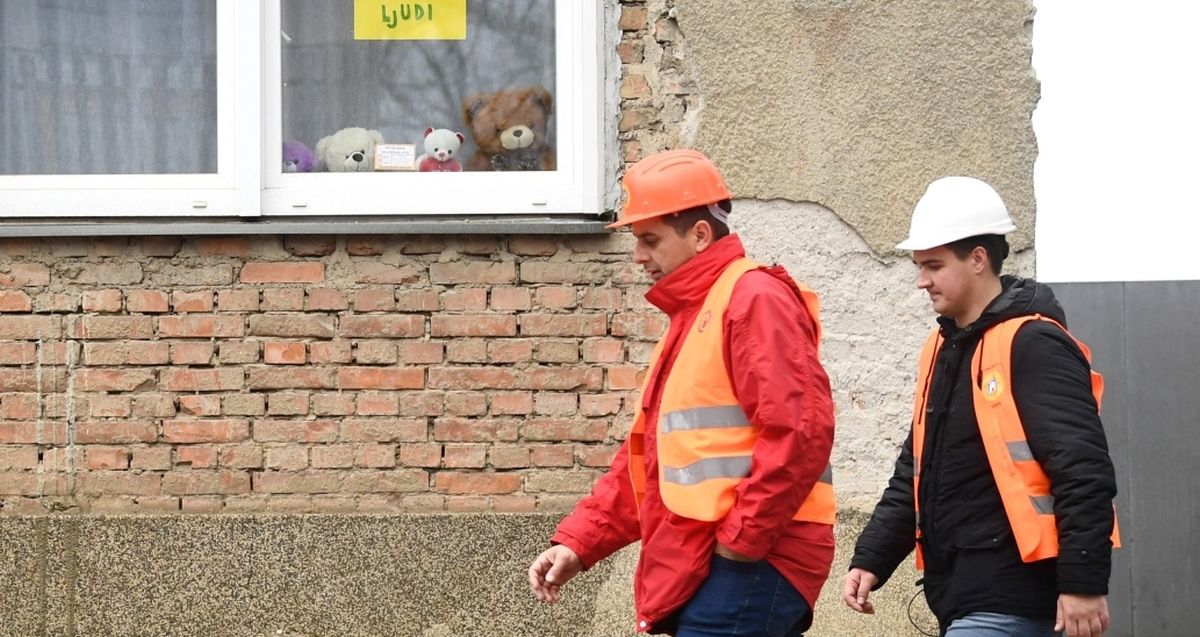 U razorenoj Petrinji osvanula dirljiva poruka na prozoru obiteljske kuće