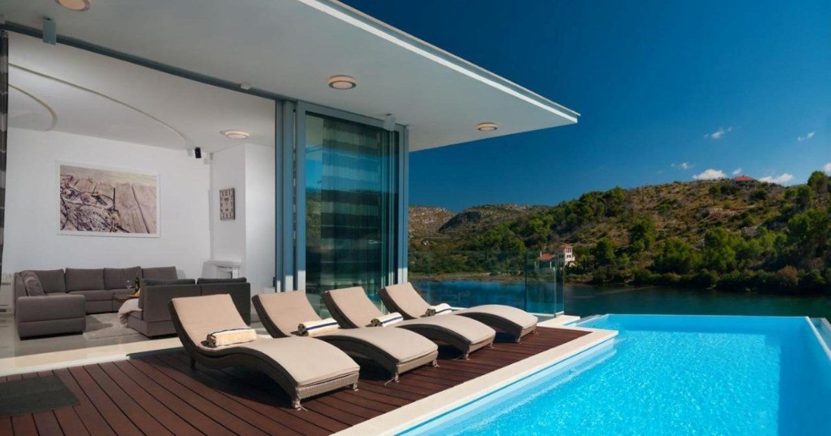 FOTO Iznajmljuje se luksuzna Mandžukićeva vila na Braču, noćenje 1900 eura