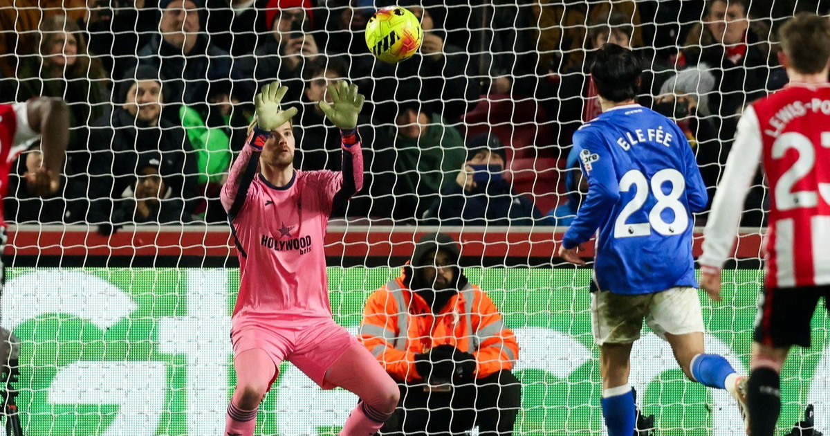 VIDEO Katastrofalna panenka u Premier ligi. Fan: Natjerao bih ga da kući ide pješke