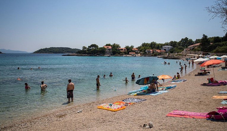 Plaža na Korčuli onečišćena fekalijama, kupanje se ne preporučuje