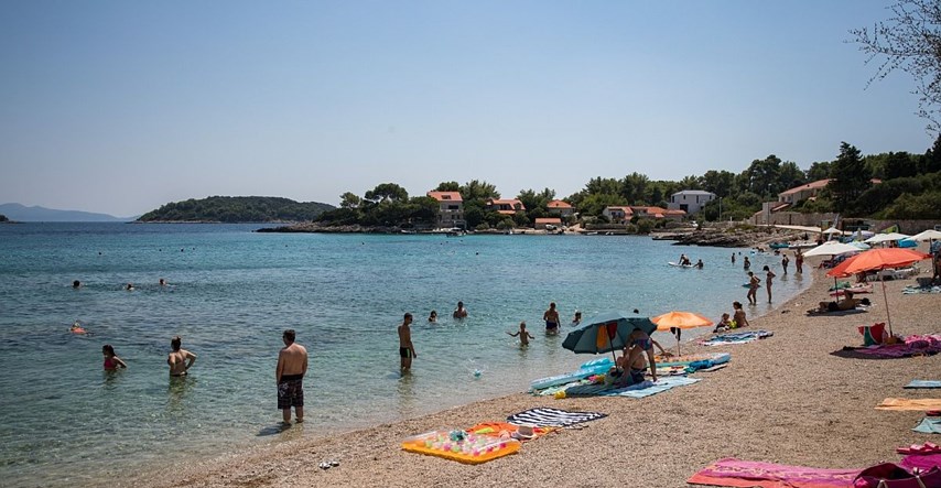 Plaža na Korčuli onečišćena fekalijama, kupanje se ne preporučuje