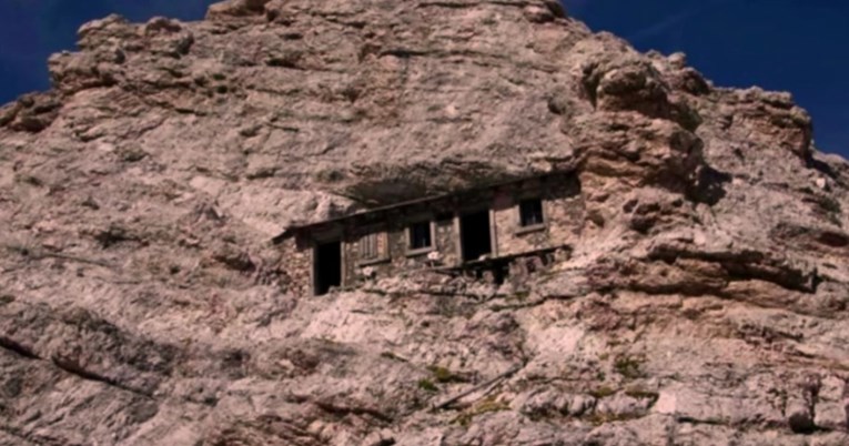 Kuća izgrađena u stijeni napuštena je 100 godina, njezin nastanak i danas je misterij