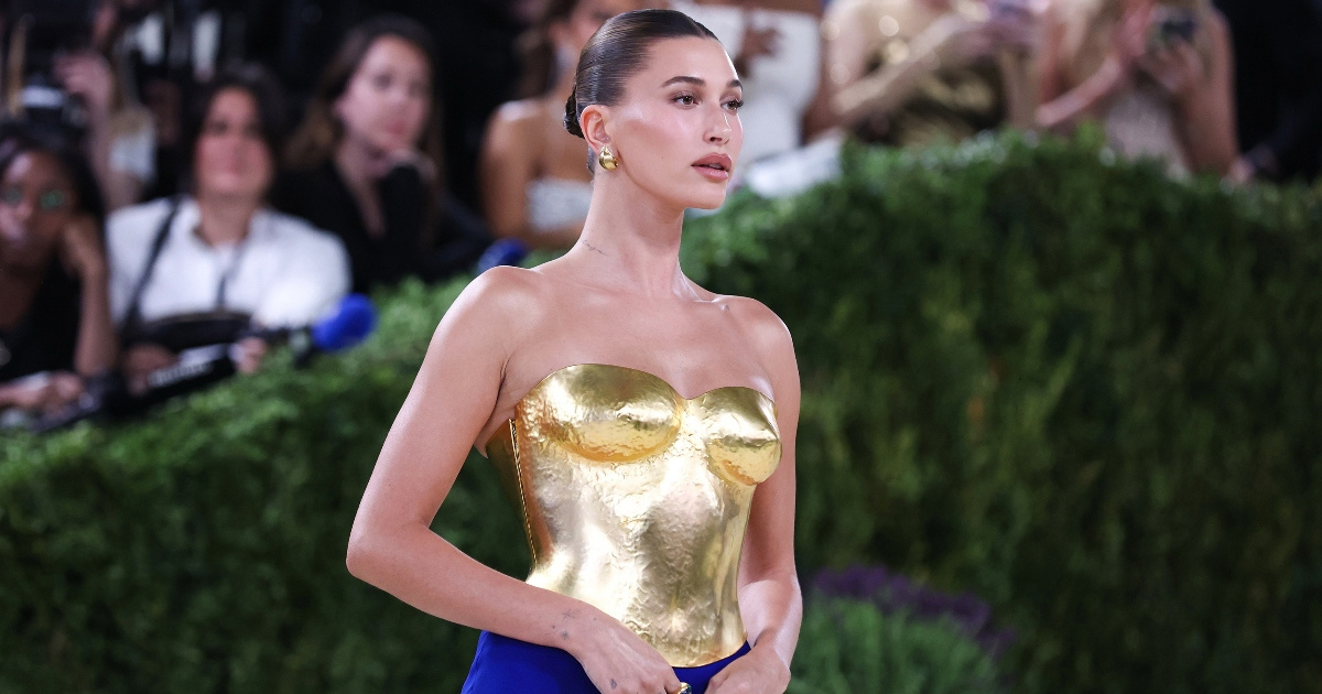 Hailey Bieber obukla zlato i došla na Met Galu, doslovno