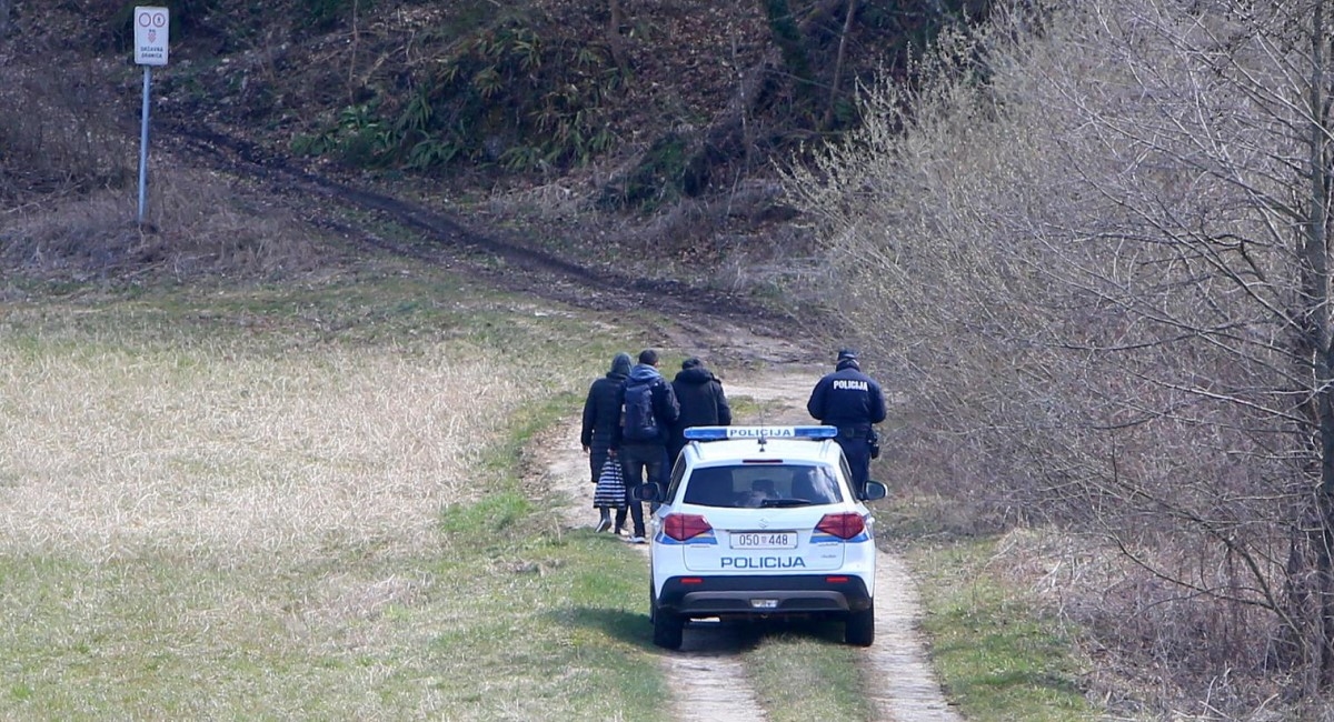 Krijumčar ilegalnih migranata pobjegao policiji kod Karlovca