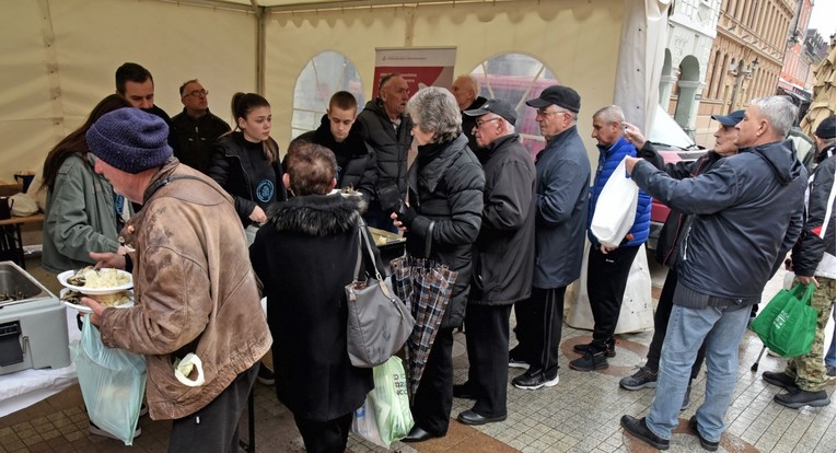 Sindikalisti u Vinkovcima podijelili 1100 posnih obroka