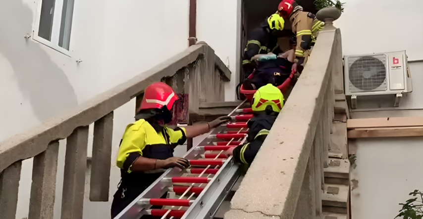 VIDEO Urušilo se stubište zgrade na Rabu, vatrogasci izvlačili stanare