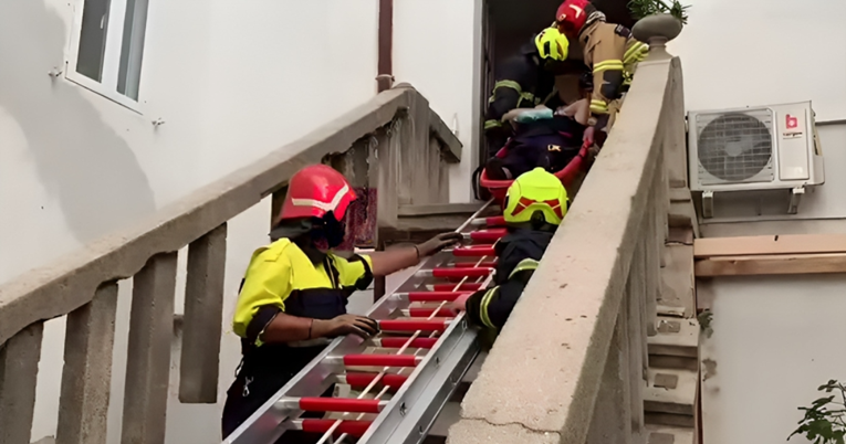VIDEO Urušilo se stubište zgrade na Rabu, vatrogasci izvlačili stanare