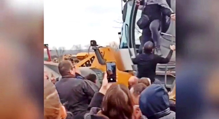 VIDEO Kaos u Srbiji, bagerom krenuli na prosvjednike protiv rudnika litija