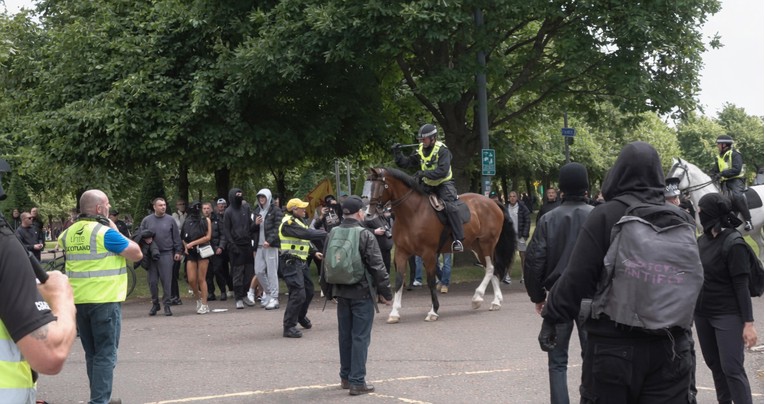 VIDEO Desničari napali antife u Glasgowu, izbio totalni kaos. Napadnut i dostavljač