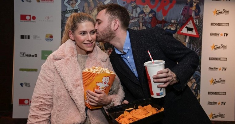 Jelena Perčin i Momčilo Otašević zajedno došli na premijeru filma, pao je i poljubac
