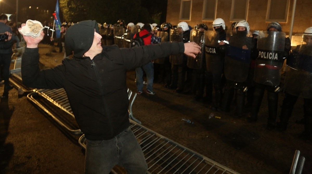 Prosvjed u Albaniji, bačeni molotovljevi na zgradu vlade. "Rušimo Ramin režim"